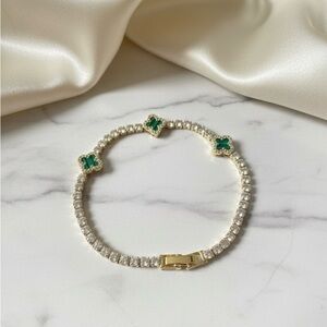Elegant Green and Gold Women's Bracelet